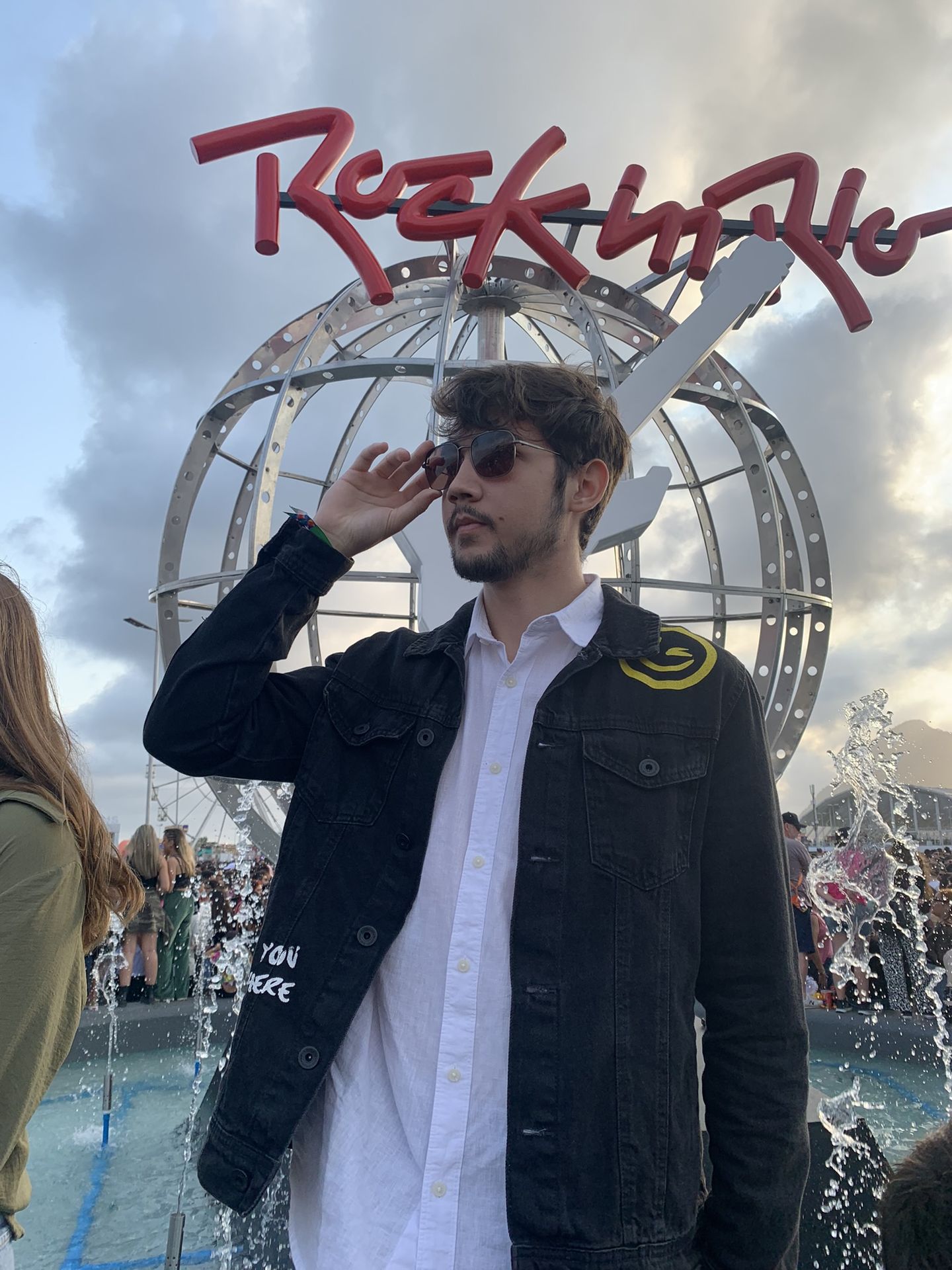 Yunguer in front of the Rock in Rio sign