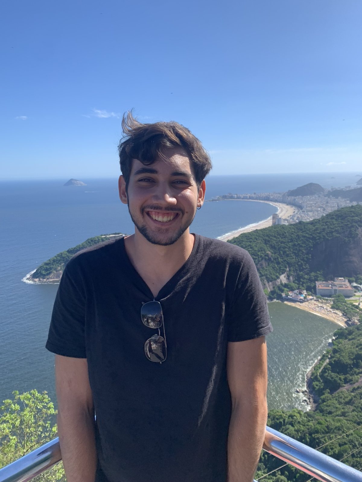 Yunguer smiling with Rio de Janeiro behind him